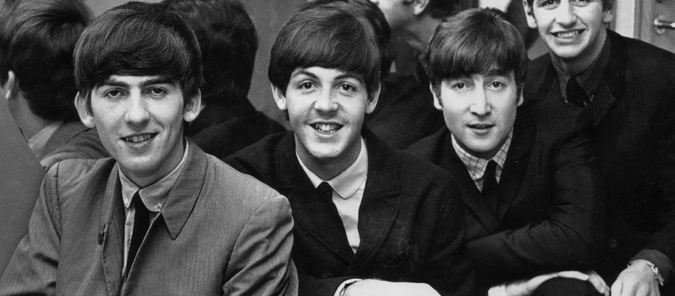 Σπάνιες και αδημοσίευτες φωτογραφίες των Beatles βγήκαν στο «σφυρί» (βίντεο)